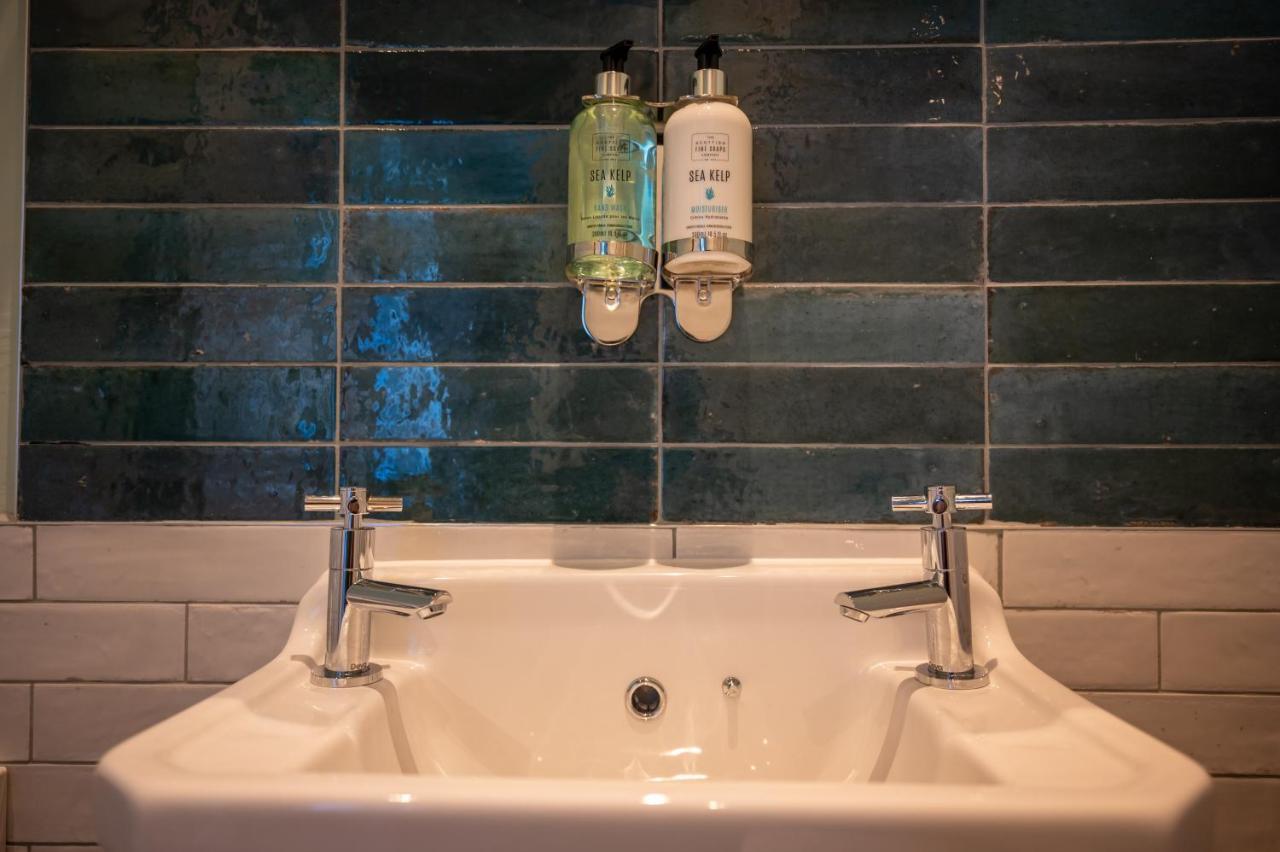 Victoria Hotel By Chef & Brewer Collection เมไนบริดจ์ ภายนอก รูปภาพ